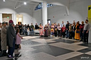 Uczestnicy wernisażu wystawy &bdquo;Gen 100 &ndash; gdyński kod wsp&oacute;lnoty&rdquo; w Muzeum Emigracji 