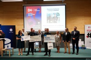 Na zdjęciu m.in.: Paweł Kwiatkowski i Artur Słoboda, zwycięzcy konkursu &bdquo;Kurs na biznes&rdquo; w kategorii Startup oraz wiceprezydent Gdyni Rafał Geremek 