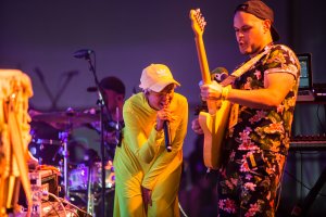 Bomba Estereo podczas koncertu, fot. Z. Sosnowska