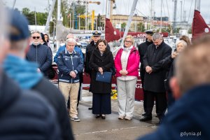 Uroczyste odsłonięcie tablicy Bohdana Sienkiewicza w alei Żeglarstwa Polskiego z okazji 60-lecia Pomorskiego Związku Żeglarskiego – od lewej Janusz Sienkiewicz, syn Bohdana Sienkiewicza, Bogusław Witkowski, prezes Pomorskiego Związku Żeglarskiego i Aleksandra Kosiorek, prezydent Gdyni (fot. Kamil Złoch)