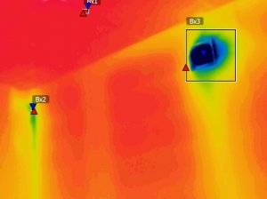 Przykładowe zdjęcie termowizji, które wskazuje kolorem na miejsca, w których następuje ubytek ciepła.