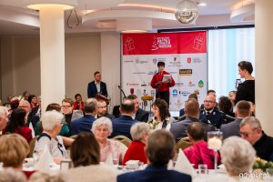 Uczestnicy spotkania bożonarodzeniowego dla seniorów Fundacji Adaptacja