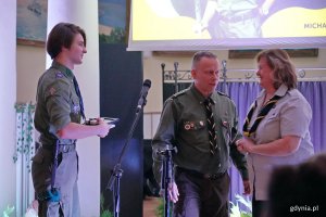 Jeden z harcerzy odbierający podziękowania od przedstawicieli zespołu stanicy podczas gali Dnia Myśli Braterskiej 