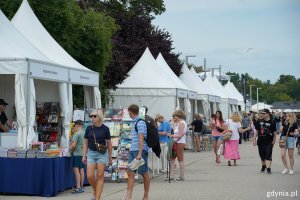 Ludzie na Plenerze Literackim na bulwarze Nadmorskim