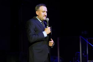 Przemawia wiceprezydent Gdyni Tomasz Augustyniak 