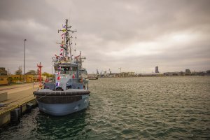 Uroczystość podniesienia bandery jednostek pomocniczych Marynarki Wojennej na holowniku H-1 „Gniewko” // fot.  st. chor. sztab. mar. Piotr Leoniak