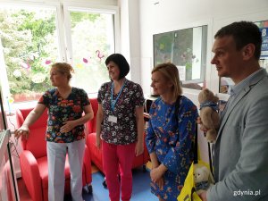 Małych pacjentów, którzy spędzają Dzień Dziecka w szpitalu, odwiedzili Marcin Wołek - wiceprzewodniczący Rady Miasta Gdyni oraz Beata Szadziul - pełnomocnik prezydenta Gdyni ds. rodziny // fot. Sławomir Okoń