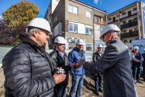 Wiecha na budowie Przystani Widna 2A. Michał Guć, wiceprezydent Gdyni ds. innowacji, wręcza słoiki z miodem z gdyńskiej pasieki  // fot. Karolina Misztal-Świderska