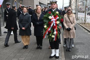 Kwiaty złożyli m.in. wiceprezydentka Gdyni Oktawia Gorzeńska, dyrektor zarządzający ds. kultury i aktywności mieszkańców Mariusz Bzdęga, wiceprzewodniczący Rady Miasta Jakub Ubych i Ireneusz Trojanowicz wraz z radnymi (fot. Magdalena Starnawska)