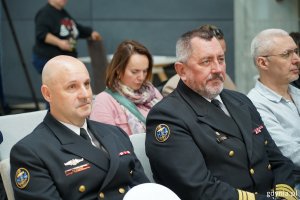 Na zdj. m.in.: Maja Wagner, naczelnik Wydziału Kultury i mł. chorąży marynarki Hubert Nowak z ORP „Błyskawica”