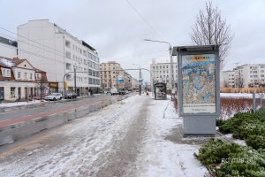 Urodzinowy plakat autorstwa Jana Rutki w przestrzeni miasta (fot. Michał Sałata)