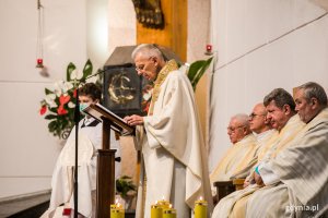 Ksiądz Edmund Skalski - proboszcz parafii Najświętszej Maryi Panny Królowej Polski odprawia mszę świętą w intencji ojczyzny // fot. Karol Stańczak