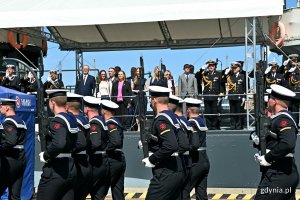 Kompania Reprezentacyjna Marynarki Wojennej defilująca przed uczestnikami uroczystości z okazji Dnia Flagi RP