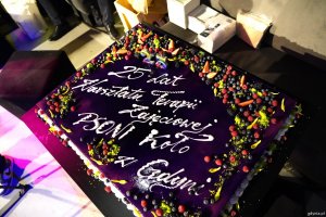 Jubileuszowy tort z napisem: 25 lat&nbsp;Warsztatu Terapii Zajęciowej PSONI koło w Gdyni