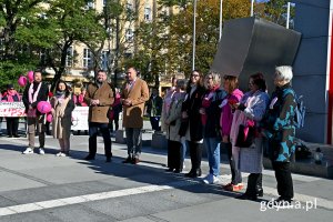 Parlamentarzyści i gdyńscy samorządowcy przed Pomnikiem Polski Morskiej podczas Marszu Różowej Wstążki. Od lewej: radni Gdyni Łukasz Strzałkowski i Emilia Rogała, Tadeusz Szemiot – przewodniczący Rady Miasta Gdyni, Tomasz Augustyniak – wiceprezydent Gdyni, radna Teresa Bysewska, Janina Łojba – prezes Stowarzyszenia Amazonek Gdyńskich, posłanka Wioleta Tomczak, radne Gdyni Agnieszka Tokarska, Anna Szpajer i Joanna Zielińska