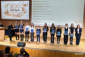 Stypendystki i stypendyści wraz z prezydent Gdyni Aleksandrą Kosiorek i wiceprezydentką Gdyni Oktawią Gorzeńską (fot. Magdalena Starnawska)