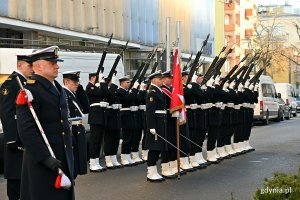 Marynarze oddają salwę honorową podczas obchodów Narodowego Dnia Pamięci Żołnierzy Wyklętych // fot. Magdalena Czernek