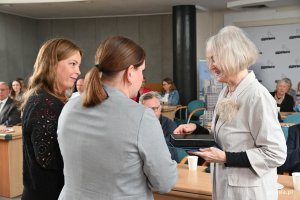 Prof. Maria Jolanta Sołtysik odbierająca podziękowania i plakat od prezydent Gdyni Aleksandry Kosiorek i wiceprezydentki Oktawii Gorzeńskiej