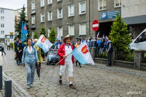 Uczestnicy 37. Gdyńskiej Pieszej Pielgrzymki na Jasną Górę wychodzą przed kościół pw. Najświętszego Serca Pana Jezusa. W rękach trzymają gdyńskie flagi // fot. Karol Stańczak
