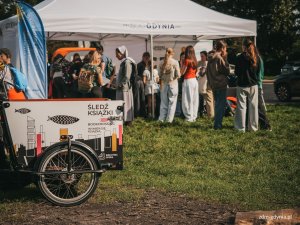 W&oacute;zek z darmowymi książkami na Polance Redłowskiej