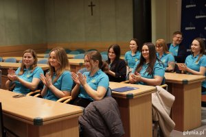 Zawodniczki Rugby Arka Gdynia siedzą w sali obrad Urzędu Miasta Gdyni