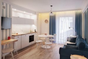 Apartament I Love Gdynia, widok na salon z aneksem kuchennym