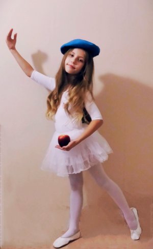 Portret dziewczynki w stroju z elementami trzech kolorów