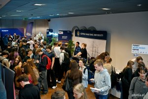 Uczestnicy kampanii &bdquo;Jak szkoła to dwa koła&rdquo; zgromadzeni przy stoiskach partner&oacute;w akcji w Pomorskim Parku Naukowo-Technologicznym