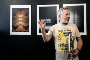 Mariusz Majewski, zwycięzca konkursu, opowiada o swojej fotografii. (fot. Przemysław Kozłowski)