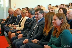 Uczestnicy inauguracji roku akademickiego w Wyższej Szkole Administracji i Biznesu w Gdyni, a wśród nich prezydent Gdyni Aleksandra Kosiorek (pierwsza z prawej)