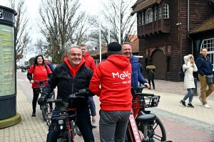 Prezydent Wojciech Szczurek i wiceprezydent Marek Łucyk witają się z wiceprezydentem Sopotu Marcinem Skwierawskim podczas wiosennego przejazdu rowerowego z Mevo 