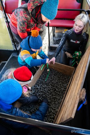 Uczestnicy gry miejskiej opartej na spektaklu &bdquo;Majka z Kajtkiem jadą trajtkiem&rdquo; (fot. Kamil Złoch)