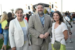 Tadeusz Szemiot &ndash; przewodniczący Rady Miasta Gdyni oraz radne miasta Teresa Bysewska i Monika Strzałkowska podczas koncertu &bdquo;Cztery żywioły&rdquo; na Bulwarze Nadmorskim 
