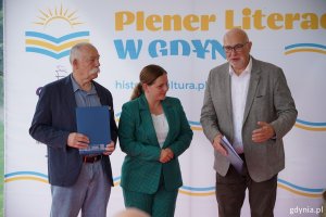 Od lewej: kapitan żeglugi wielkie Franciszek Habera, prezydent Gdyni Aleksandra Kosiorek i Jacek Oryl, wiceprezes zarządu Fundacji Historia i Kultura