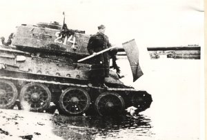 Żołnierze I Brygady Pancernej dokonują zaślubin  z morzem na gdyńskiej plaży, fot. nieznany, 8.04.1945  (zbiory Muzeum Miasta Gdyni, sygn. MMG_HM_II_259_8)
