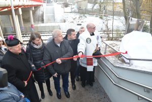 Odsłonięcie i poświęcenie tablicy pamiątkowej w miejscu dawnego przydrożnego krzyża // fot. PKM