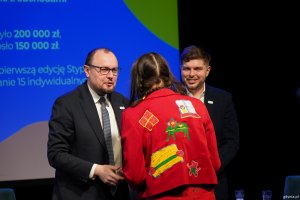 Mariusz Bzdęga, dyrektor zarządzający ds. kultury i aktywności mieszkańc&oacute;w i radny Dominik Aziewicz z laureatką tegorocznych stypendi&oacute;w kulturalnych