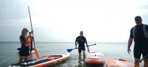 SUP to skrót od Stand Up Paddle, co oznacza wiosłowanie na stojąco