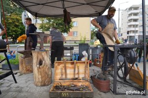 BAZAR Inicjatyw Społecznych. Na zdjęciu przedstawiciele Polskiego Stowarzyszenia Pasjonat&oacute;w Kowalstwa. (fot. Łukasz Kamasz)