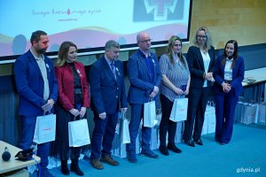 Odznaczeni honorowi dawcy krwi z Wejherowa wraz z dr hab. Marleną Robakowską &ndash; dyrektor Regionalnego Centrum Krwiodawstwa i Krwiolecznictwa w Gdańsku i Iwoną Piastowską &ndash; sekretarz miasta Wejherowa podczas gali w PPNT Gdynia 