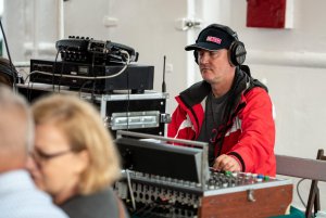 Plenerowe studia Polskiego Radia nadają z Gdyni przed „Lato z Radiem Festiwal”, fot. Dawid Linkowski