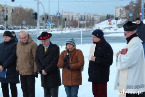Na zdj. m.in. wiceprezydent Michał Guć (drugi z lewej), prezes gdyńskiego oddziału Zrzeszenia Kaszubsko-Pomorskiego Franciszek Gurski (trzeci z lewej), konserwator zabytków Izabela Huk-Malinowska (czwarta z lewej) i ks. Jarosław Edward Piotrowski (pierwszy z prawej)