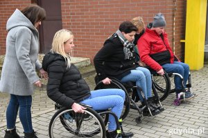 Osoby na wózkach inwalidzkich podczas ćwiczeń 