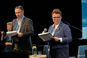 Magdalena Januszczyk-Łabacka &ndash; koordynatorka projektu z Fundacji Kaszubskiego Uniwersytetu Ludowego oraz prof. Jakub Morawiec prowadzący galę otwarcia festiwalu Nordic Talking (fot. Magdalena Czernek)