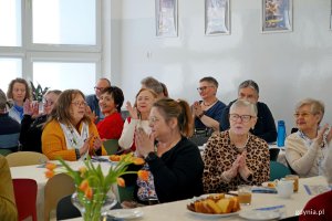 Uczestnicy spotkania członk&oacute;w gdyńskiego oddziału&nbsp;Zrzeszenia Kaszubsko-Pomorskiego zgromadzeni w Zespole Szkolno-Przedszkolnym nr 5 
