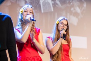 Uroczystości uświetnił występ wokalistek z Młodzieżowego Domu Kultury (fot. Karol Stańczak)