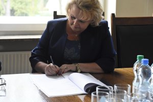 Prezes gdyńskiego ZNP - Ewa Biernacka podpisuje protokół dotyczący nowych przepisów zatrudniania pracowników administracji i obsługi // fot. Jan Ziarnicki