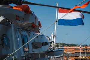Pokład HNLMS „Van Amstel” z holenderską flagą
