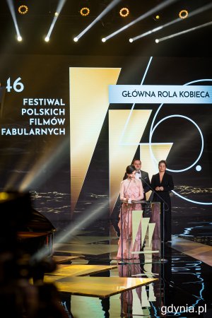 Gala finałowa 46. Festiwalu Polskich Filmów Fabularnych w Gdyni - aktorka Maria Dębska odbiera nagrodę za główną rolę kobiecą, fot. Kamil Złoch