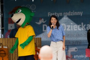 Miejski Dzień Dziecka &ndash; &bdquo;Morska przygoda z Treflikami&rdquo; w Kolibkach. Na zdjęciu aktorka Joanna Jabłczyńska (fot. Paweł Budziński)